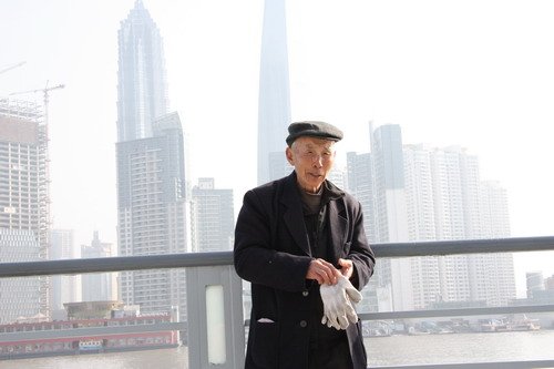 上海新外灘今晨開放(fàng) 市民(mín)遊客競相(xiàng)觀光(guāng)(圖)