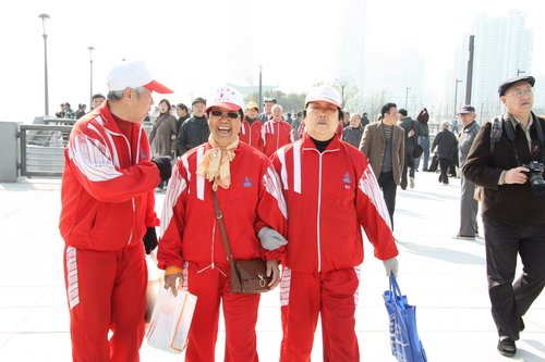 上海新外灘今晨開放(fàng) 市民(mín)遊客競相(xiàng)觀光(guāng)(圖)