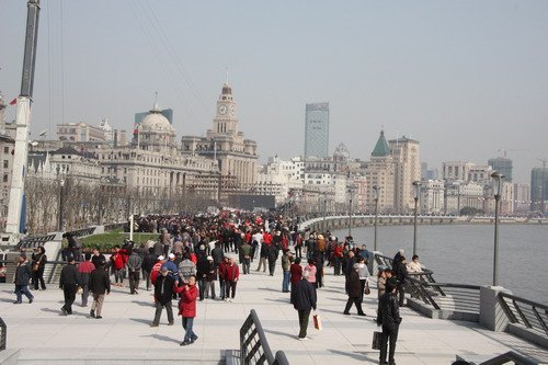 上海新外灘今晨開放(fàng) 市民(mín)遊客競相(xiàng)觀光(guāng)(圖)