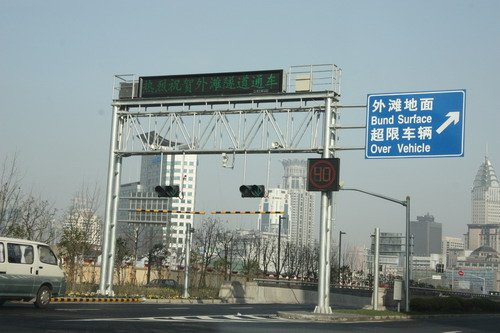 上海新外灘今晨開放(fàng) 市民(mín)遊客競相(xiàng)觀光(guāng)(圖)